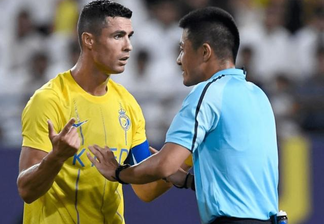 Cristiano Ronaldo haukkuu kiinalaisen erotuomarin Fu Mingin